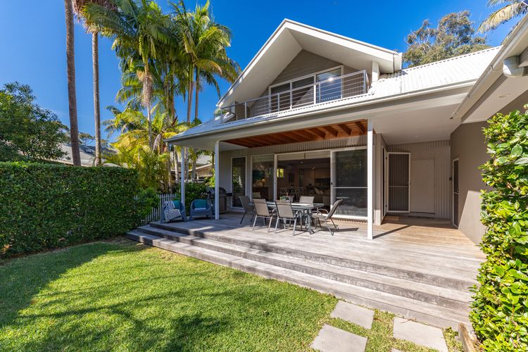 Front fenced yard