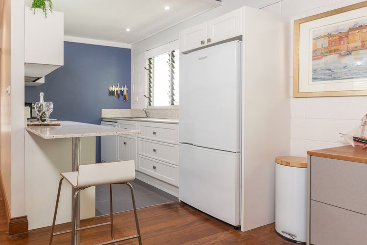 Kitchen w/ Breakfast Bar