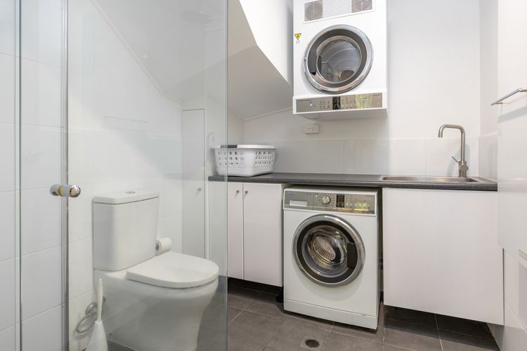 Laundry + toilet/shower