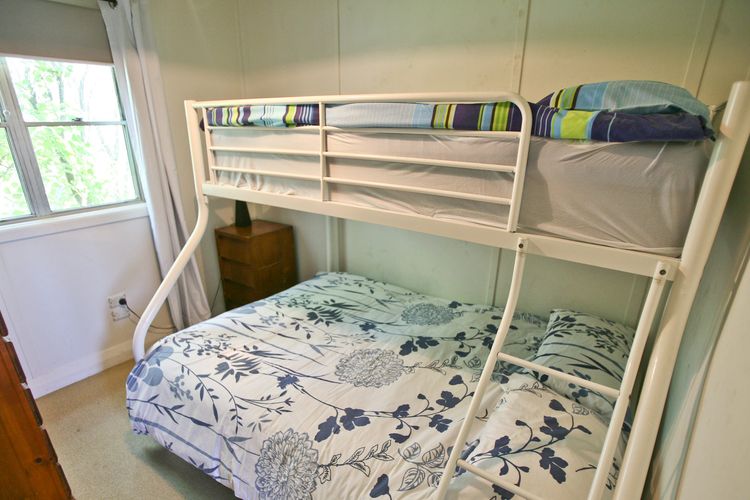 BLUE BERMI BEACH HOUSE: 10 Barragoot Street