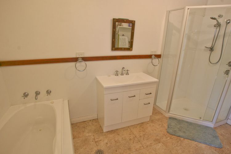 BLUE BERMI BEACH HOUSE: 10 Barragoot Street