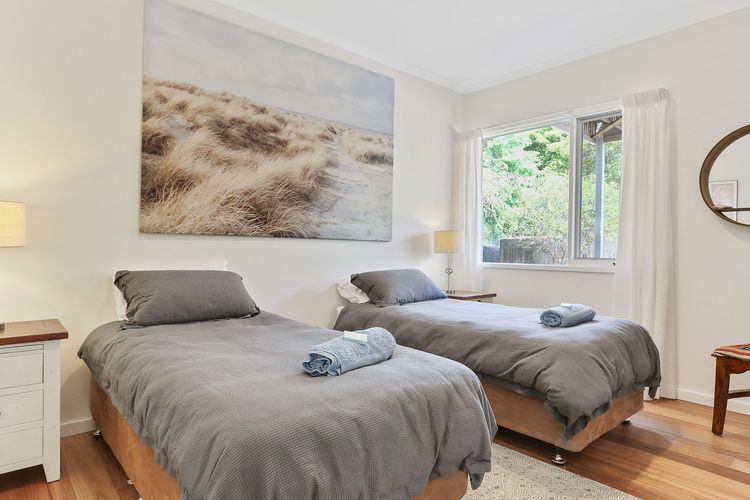 CUTTAGEE VIEWS: 22 Cuttagee Beach Rd- Luxury, ocean, beach front