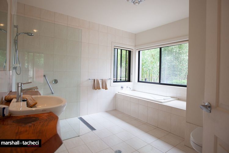 ADELONG: Secluded Beach house- Linen provided Bermagui