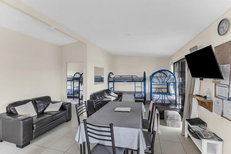 Fishos Hangout 1 – Unit 1 Sinclair St 21