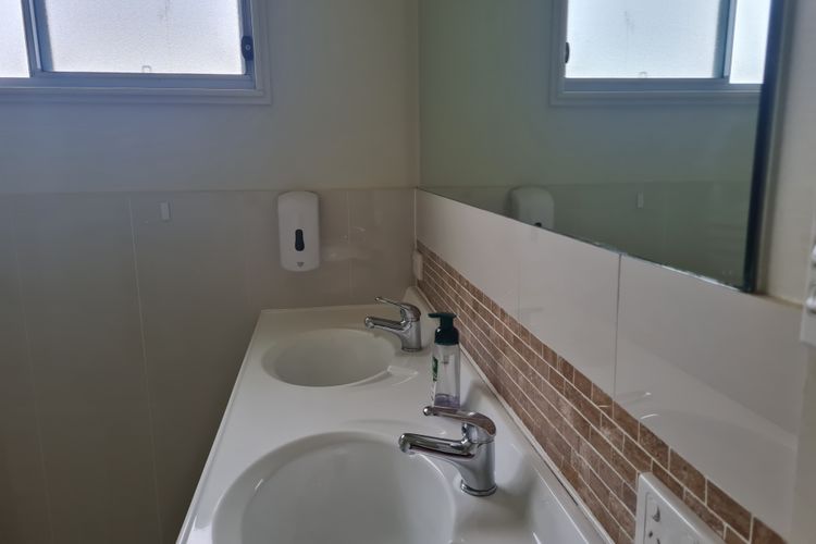 FISHOS HANGOUT 1- 1//21 Sinclair St