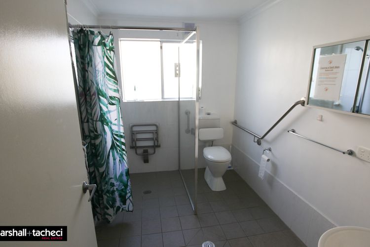 FISHOS HANGOUT 2- 2/21 Sinclair Street