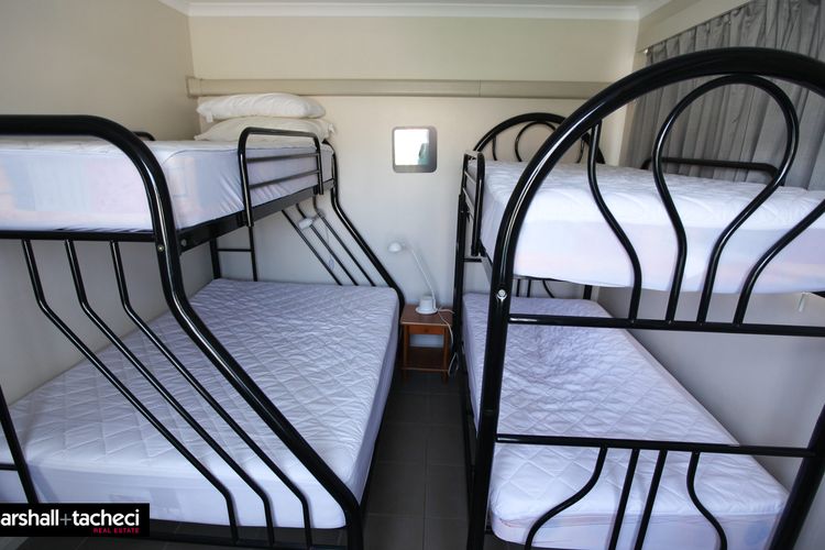 FISHOS HANGOUT 2- 2/21 Sinclair Street