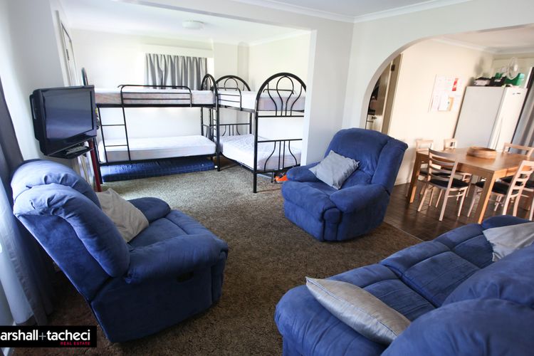 FISHOS HANGOUT 2- 2/21 Sinclair Street