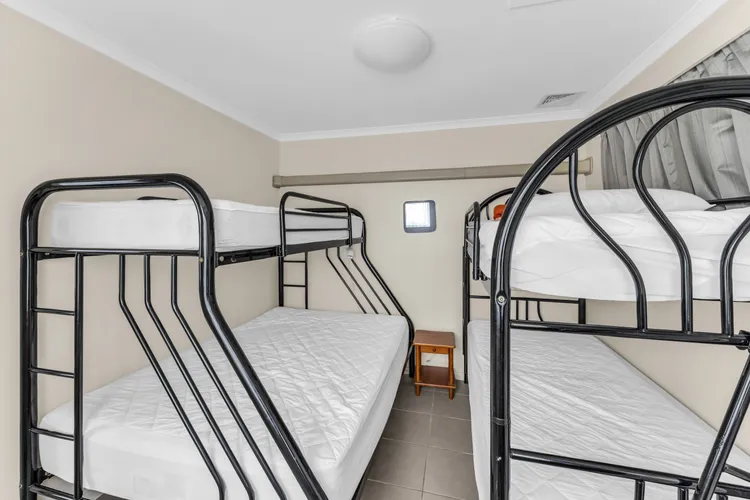 Fishos Hangout 2 – Unit 2 Sinclair St 21