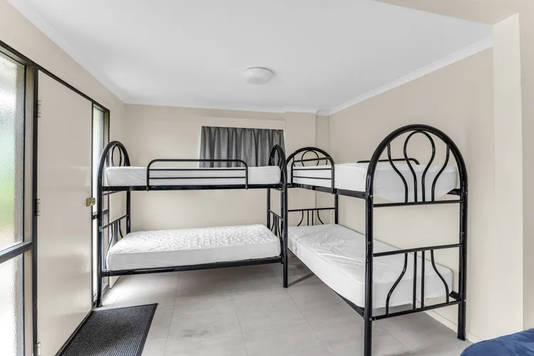 Fishos Hangout 2 – Unit 2 Sinclair St 21