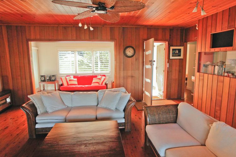 LAKEHOUSE AKOLELE: 19 Flower Circuit- Wallaga Lake Bermagui