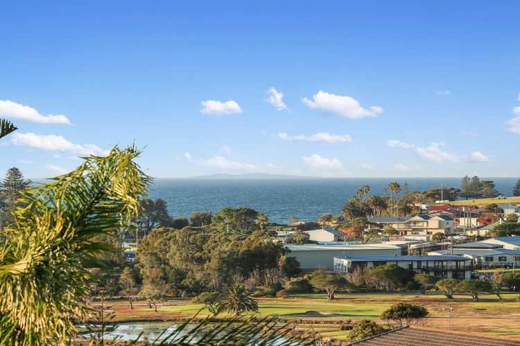 MUMBULLA HOUSE: 22A Mumbulla Street- Large home with linen