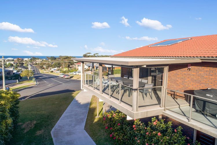 MUMBULLA HOUSE: 22A Mumbulla Street- Large home with linen