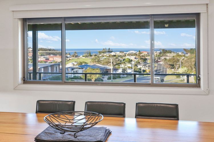 MUMBULLA HOUSE: 22A Mumbulla Street- Large home with linen