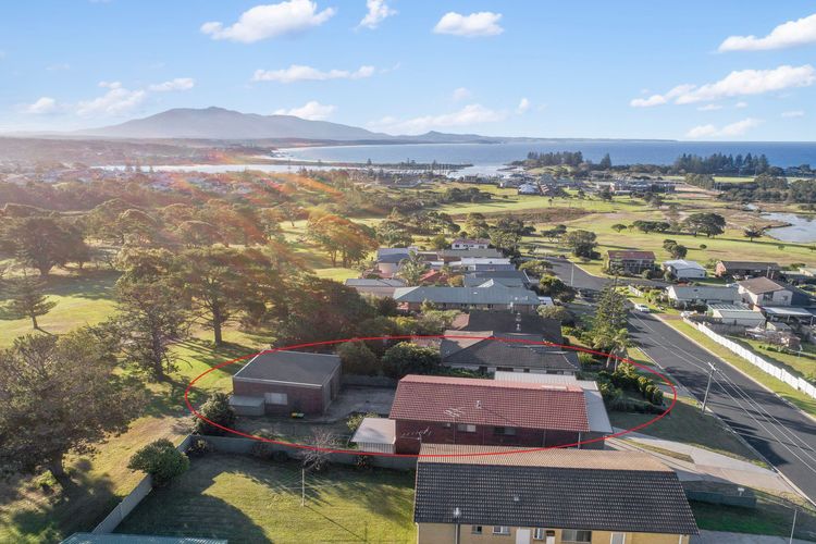 MUMBULLA HOUSE: 22A Mumbulla Street- Large home with linen