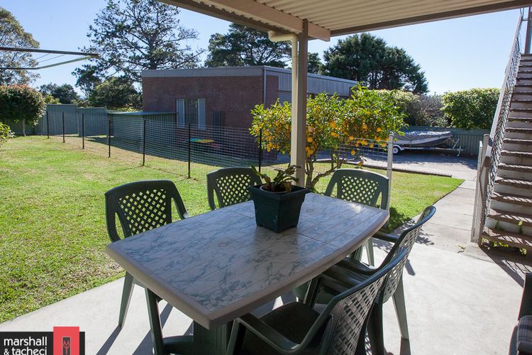 MUMBULLA HOUSE: 22A Mumbulla Street- Large home with linen