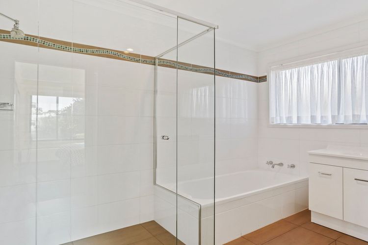 MUMBULLA HOUSE: 22A Mumbulla Street- Large home with linen