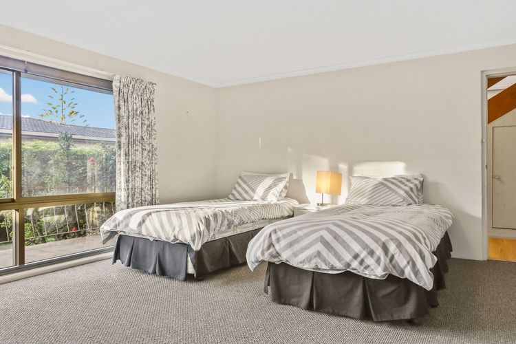 MUMBULLA HOUSE: 22A Mumbulla Street- Large home with linen