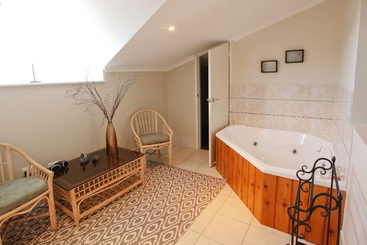 OCEAN ESCAPE: Twin Pines 8 – Ocean views with spa