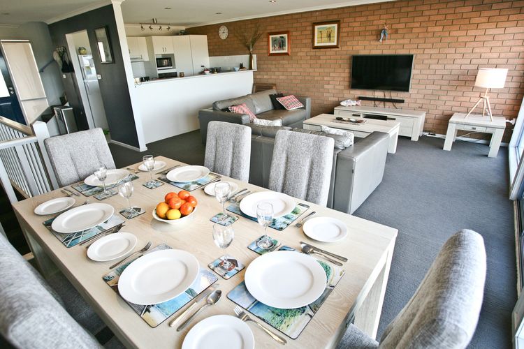 OCEAN ESCAPE: Twin Pines 8 – Ocean views with spa