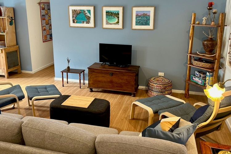 THE NEST: Central, comfortable pet friendly home – 9 Dromedary Court