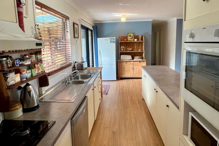 THE NEST: Central, comfortable pet friendly home – 9 Dromedary Court