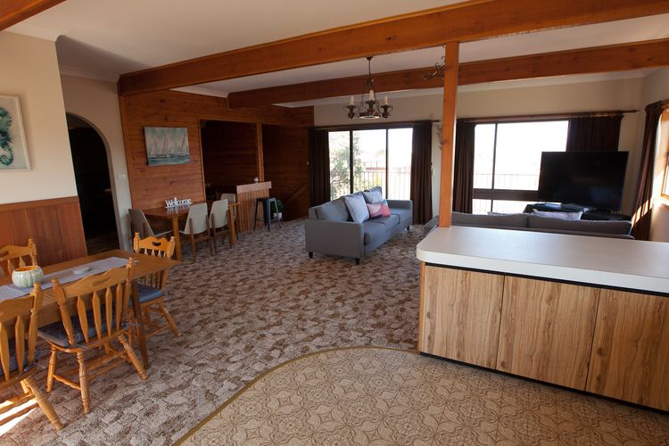 BEARES BEACH HOUSE: 7 Mill Street- Large, central