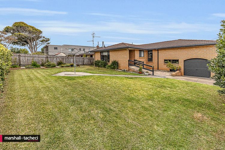 HORSESHOE BEACH HOUSE: 4 Young Street, Bermagui