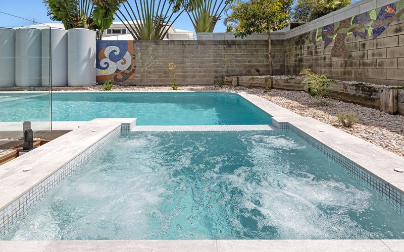 The Beachside Sanctuary -500m from Beach with Pool & Heated Spa