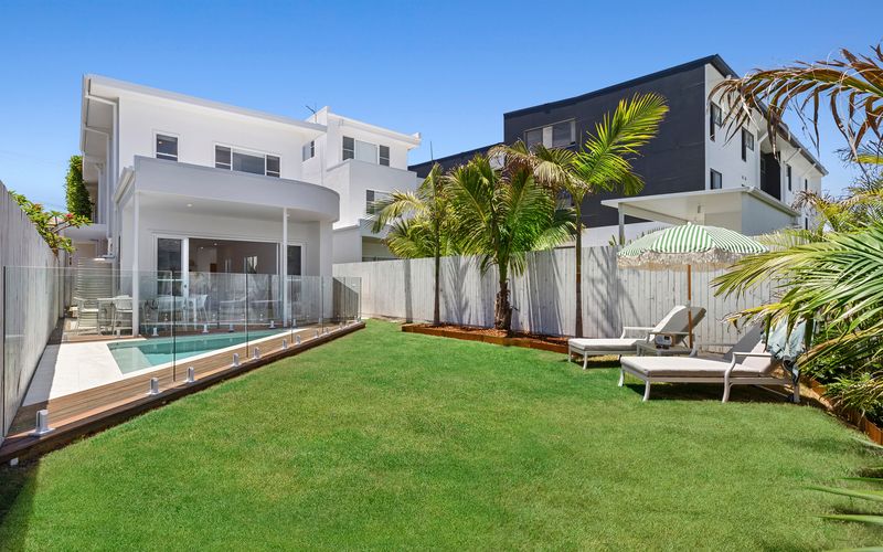 Pearl House – Coastal Luxury Retreat with Pool