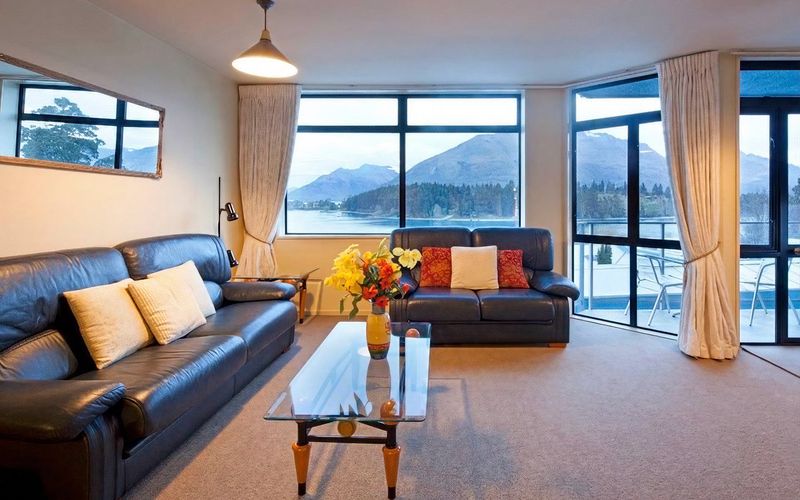 3 Bedroom Lakeview Apartment