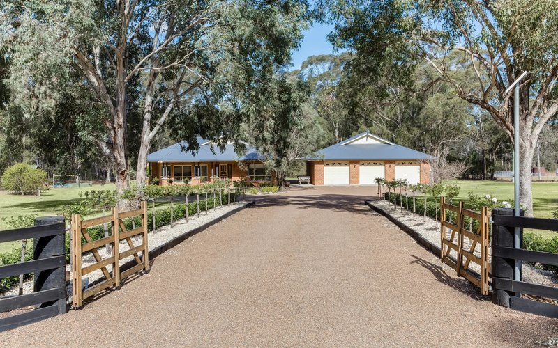 Amelia Rose Homestead with Private Pool walk to Lovedale Chapel!
