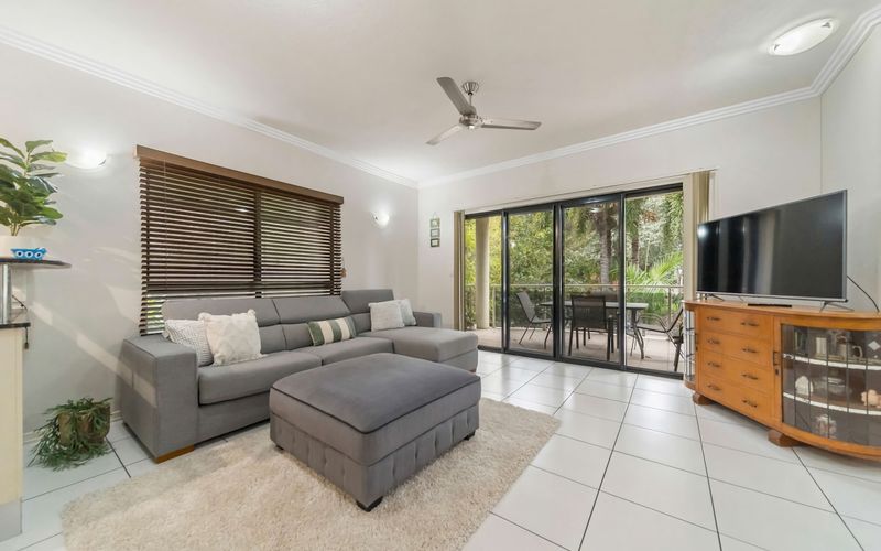 Near Beach 2 BR unit The Strand