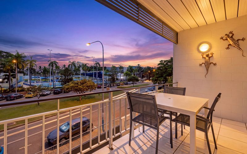 Strand Apartment, Ocean Views & Central Location