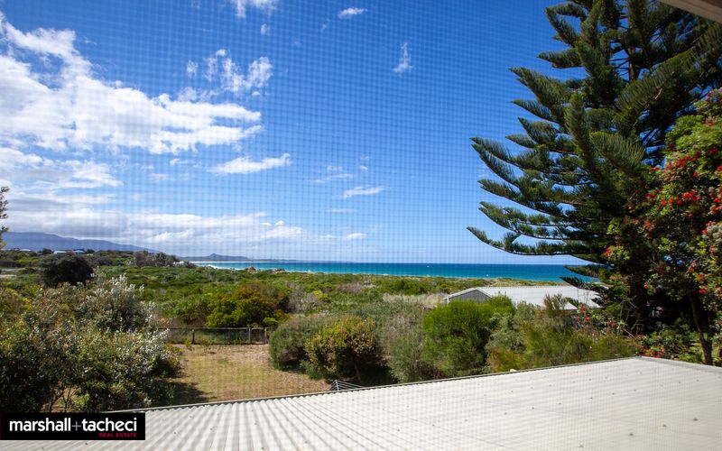 Bermagui Dune House: – 5 Narira Street – Beach Front, Pet friendly
