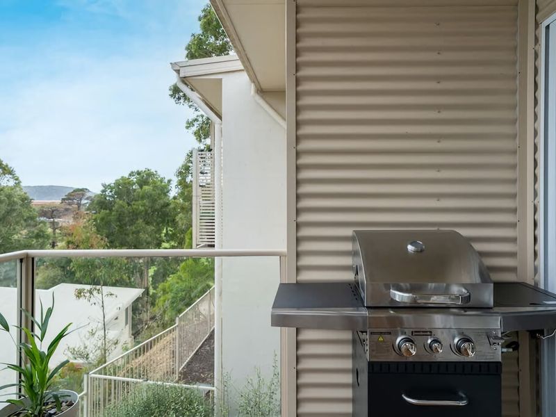 Stunning water view Home moments from town