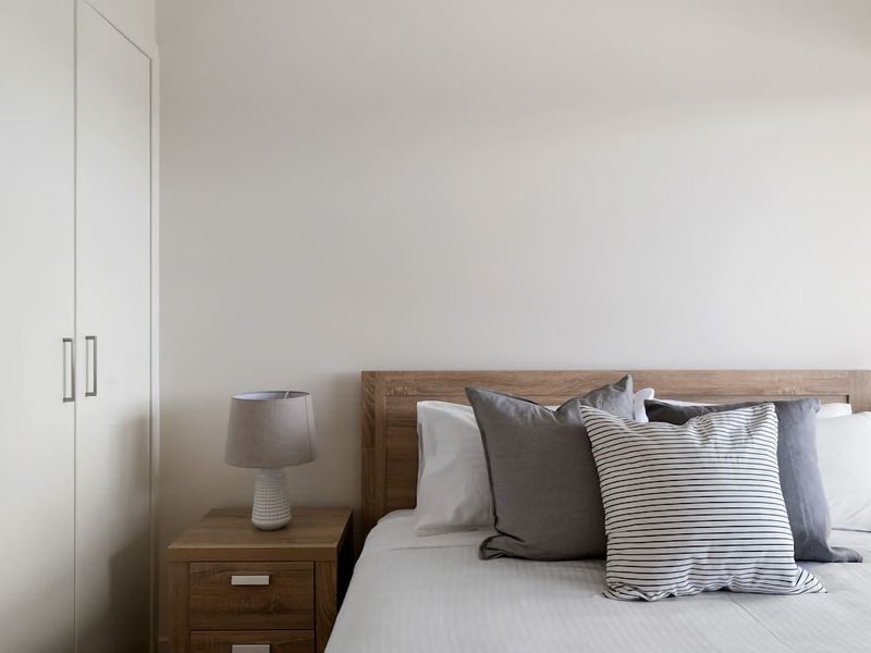 Stunning water view Home moments from town