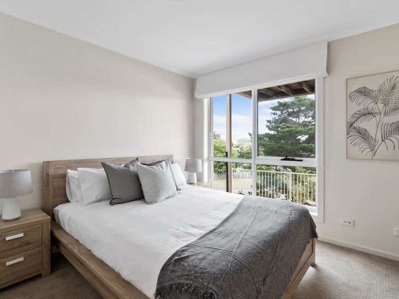 Stunning water view Home moments from town