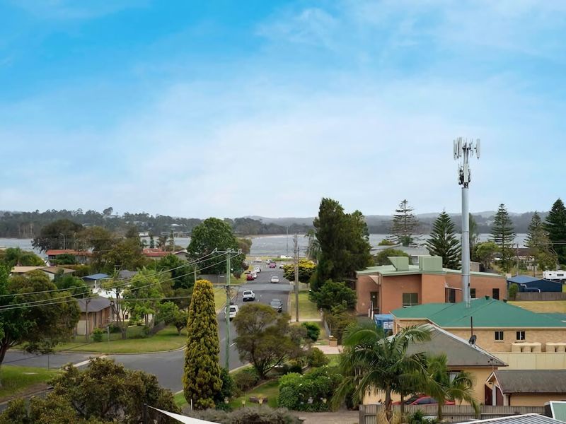 Stunning water view Home moments from town