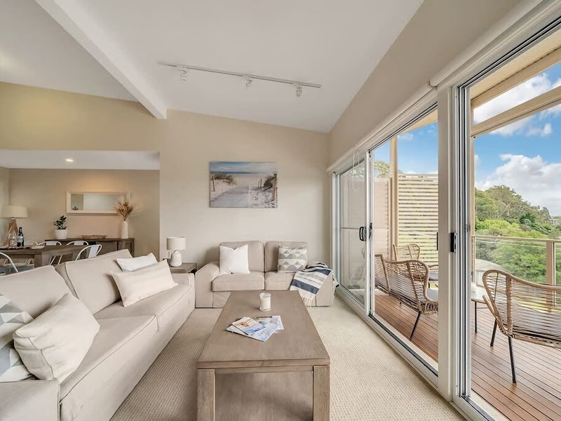 Stunning water view Home moments from town