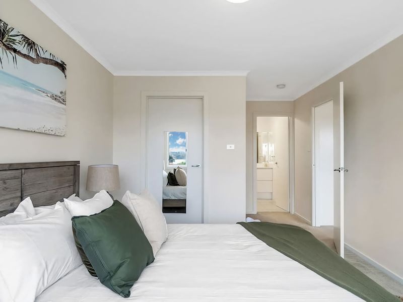 Stunning water view Home moments from town