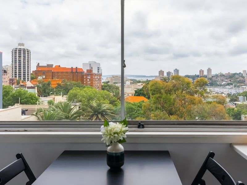 City Stay with Stunning Views Free Parking