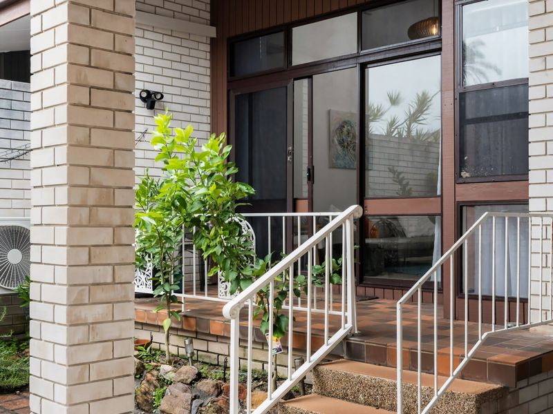 Light filled Villa Moments to the Beach