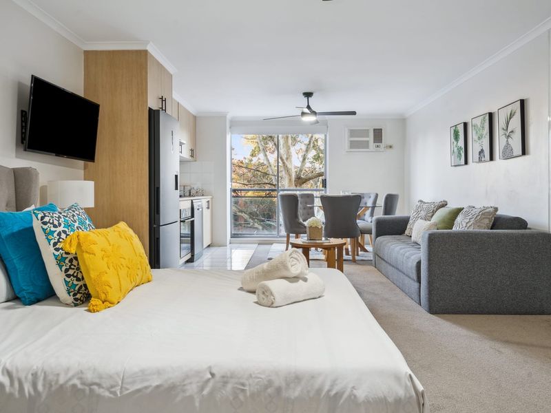 Cozy Retreat with Balcony in Crows Nest