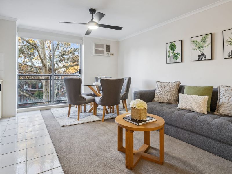 Cozy Retreat with Balcony in Crows Nest