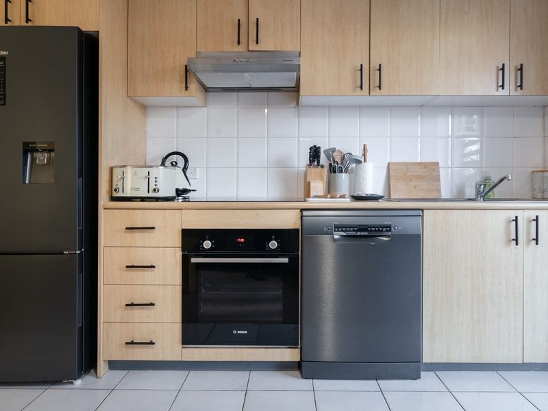 Cozy Retreat with Balcony in Crows Nest