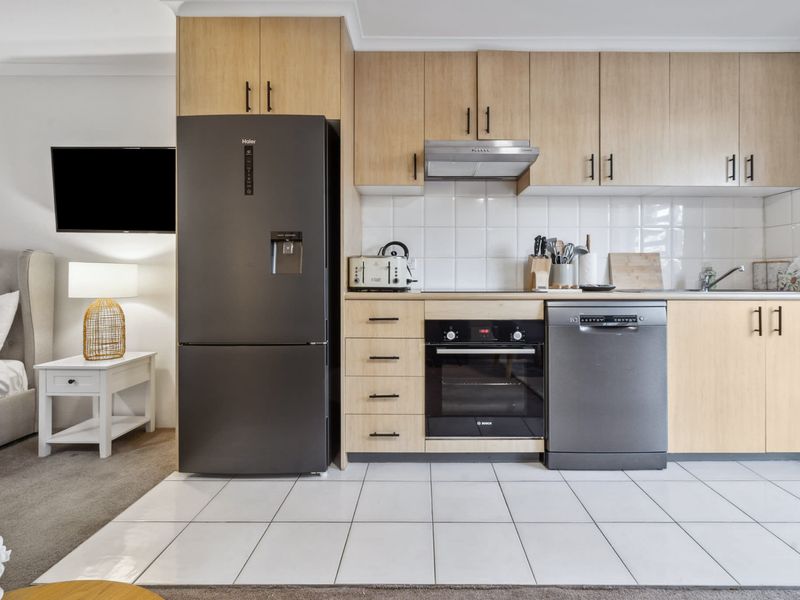 Cozy Retreat with Balcony in Crows Nest