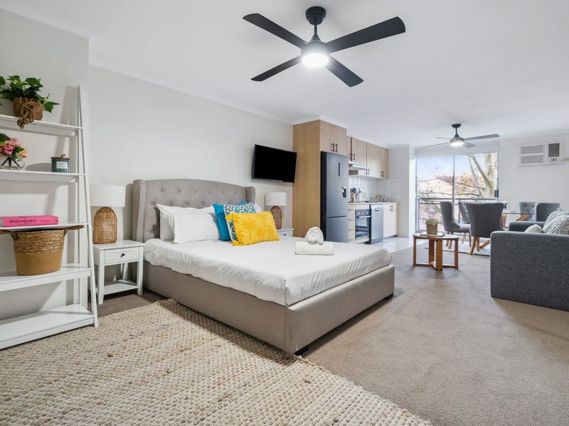 Cozy Retreat with Balcony in Crows Nest