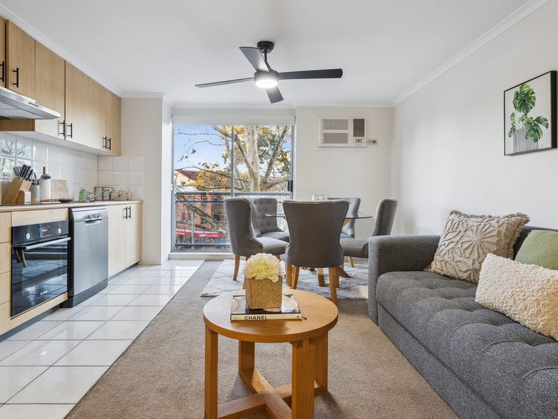 Cozy Retreat with Balcony in Crows Nest