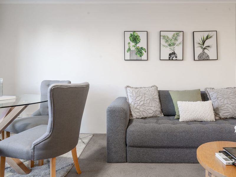 Cozy Retreat with Balcony in Crows Nest